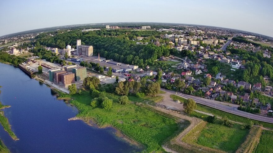 Skaitytojo Giedriaus nuotr./Kaunietis sunerimo dėl statybvietėje masiškai pjaunamų medžių