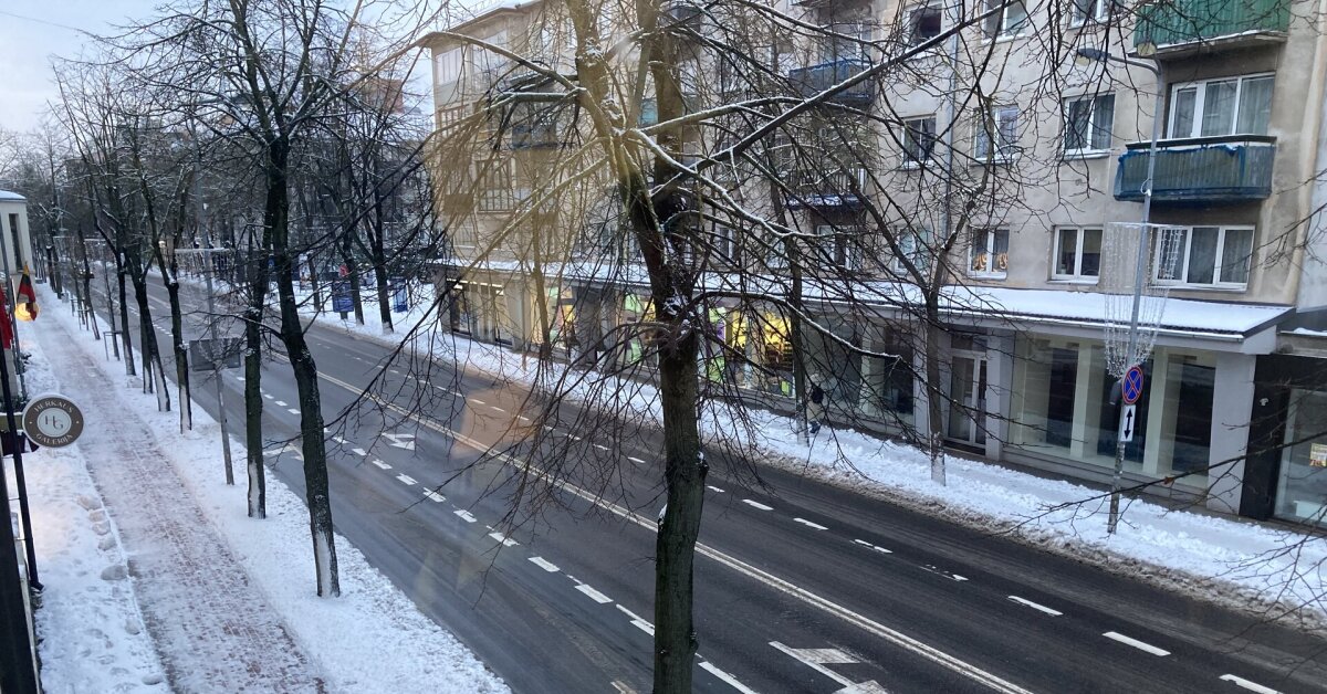 Kelininkai įspėja vairuotojus: keliuose galimas plikledis | Verslas