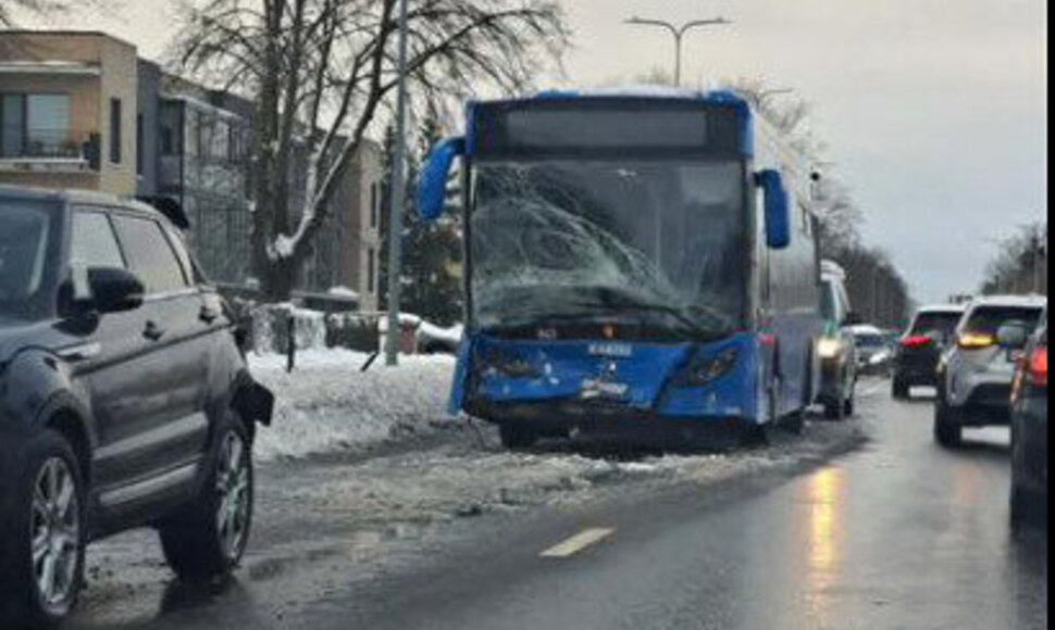 Klaipėdoje girtas autobuso vairuotojas sukėlė avariją