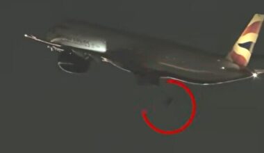 Šokiruojantis vaizdas ore: kildamas lėktuvas pametė ratą | Gyvenimas