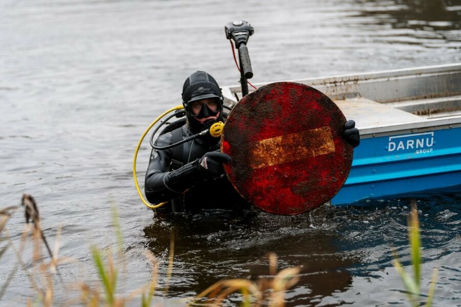 Paaiškėjo, kas slypėjo Neries dugne: narai iškėlė daugiau nei 2 tonas šiukšlių