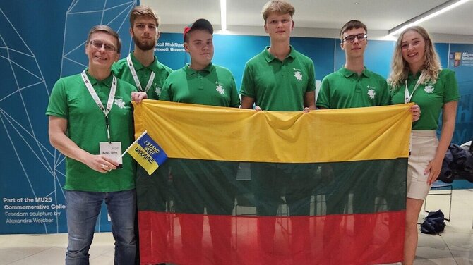 Asmeninio archyvo nuotr./Lietuvos komanda Tarptautinėje geografijos olimpiadoje su Rytu Šalna (kairėje)