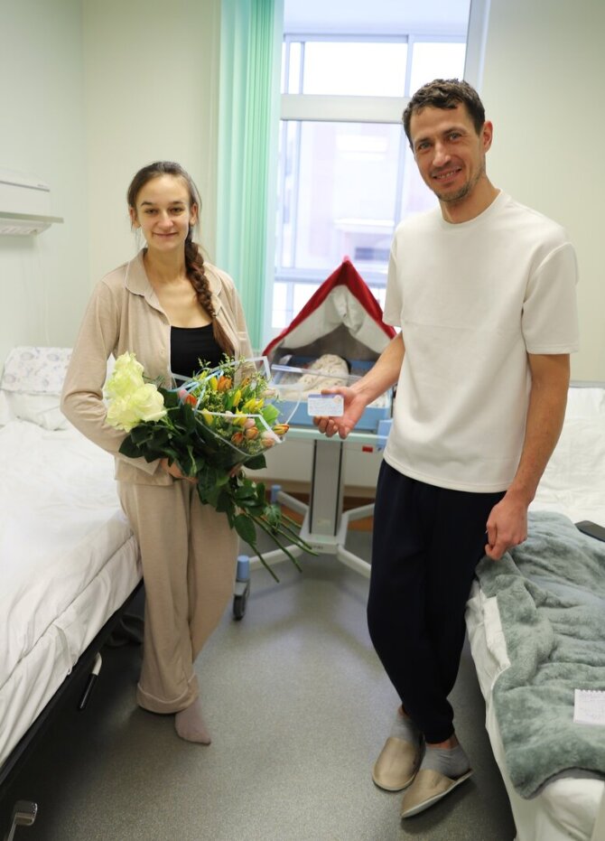 Mažeikių ligoninėje gimęs pirmasis metų kūdikis Kostas su tėveliais