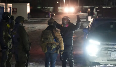 BNS Sprintas: pratęstas terorizmu kaltinamų užsieniečių suėmimas, Antonovo ekstradicijos byla, protestai Mineapolyje - 15min.lt