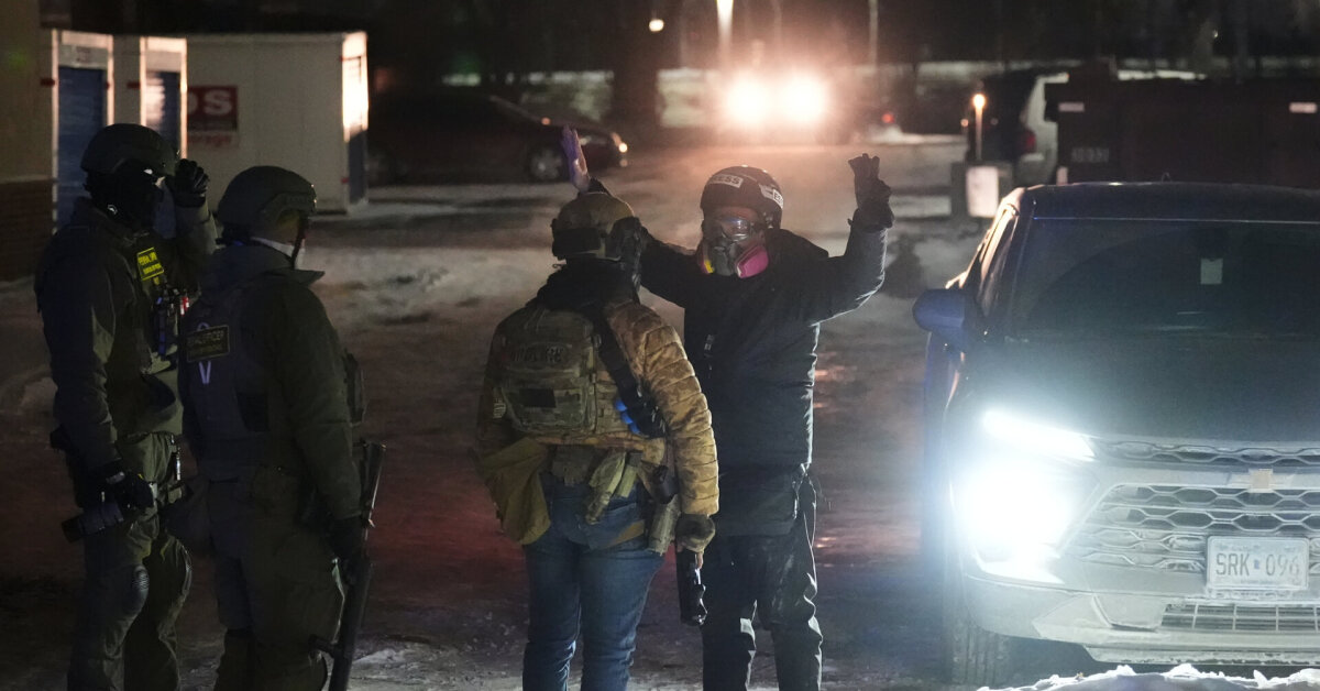 BNS Sprintas: pratęstas terorizmu kaltinamų užsieniečių suėmimas, Antonovo ekstradicijos byla, protestai Mineapolyje - 15min.lt