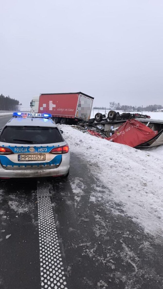 Mlavos policijos nuotr./Nuo kelio nuvažiavo vilkikas su priekaba S7 kelyje
