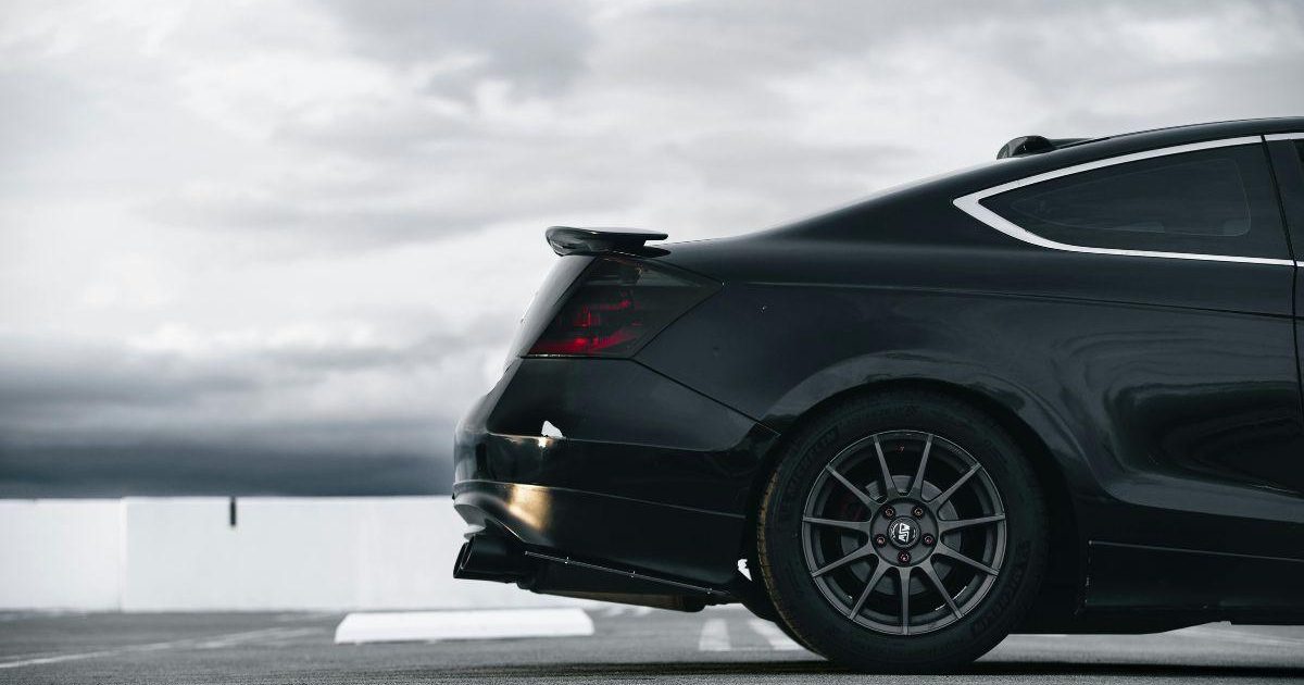 Automobilių pramonę vėl parklupdė lustų badas: trys milžiniškos Kinijos gamyklos stabdo darbą