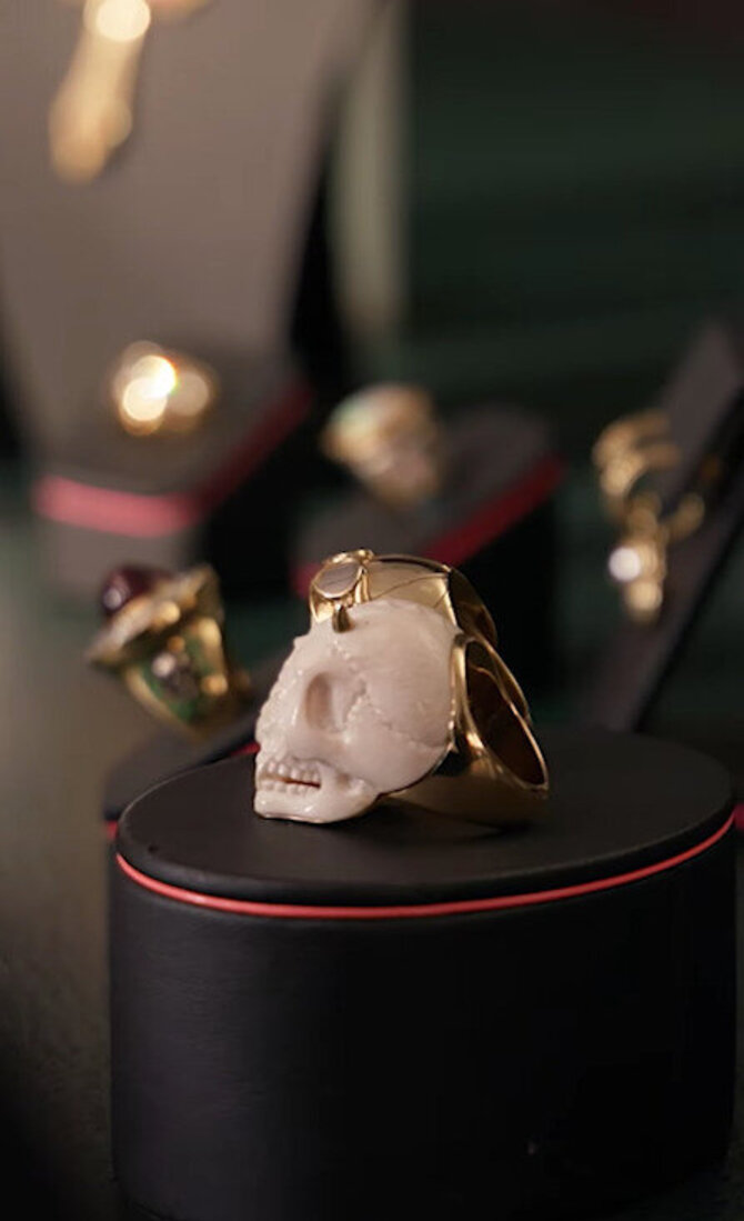 Stop kadras/Papuošalas su Eltono Johno kaulu