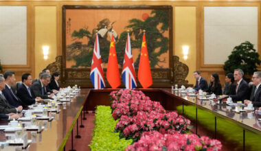 Xi Jinpingas ir Keiras Starmeris susitikime Pekine teigė, kad Kinija ir JK privalo stiprinti ryšius