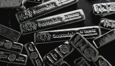 Sidabro karštinė įgauna pagreitį: kainos šauna į viršų, lietuviai perka kilogramais, bet rizika auga