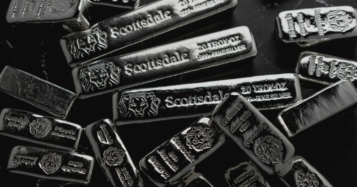 Sidabro karštinė įgauna pagreitį: kainos šauna į viršų, lietuviai perka kilogramais, bet rizika auga