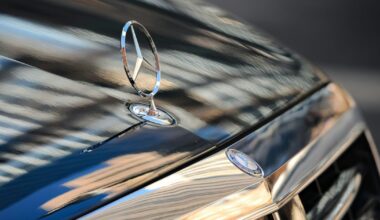 Šokas automobilių rinkoje: Kinijoje nauji automobiliai kainuoja beveik perpus pigiau nei Europoje