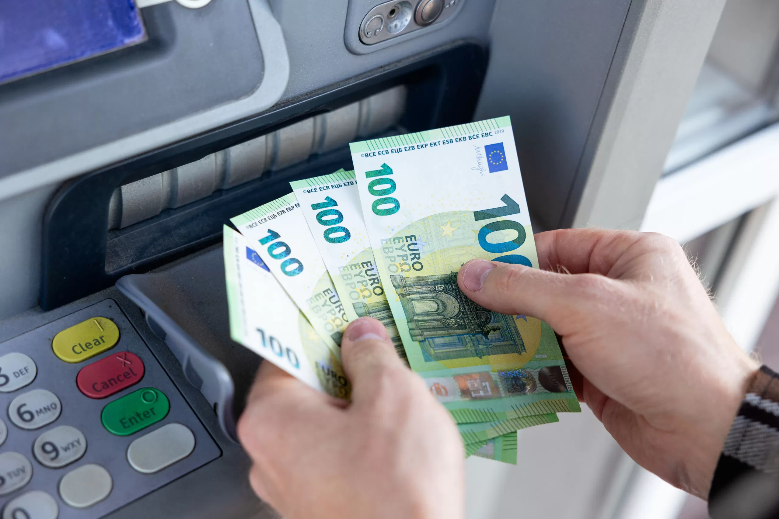 Pinigai, bankomatas, Grynieji pinigai