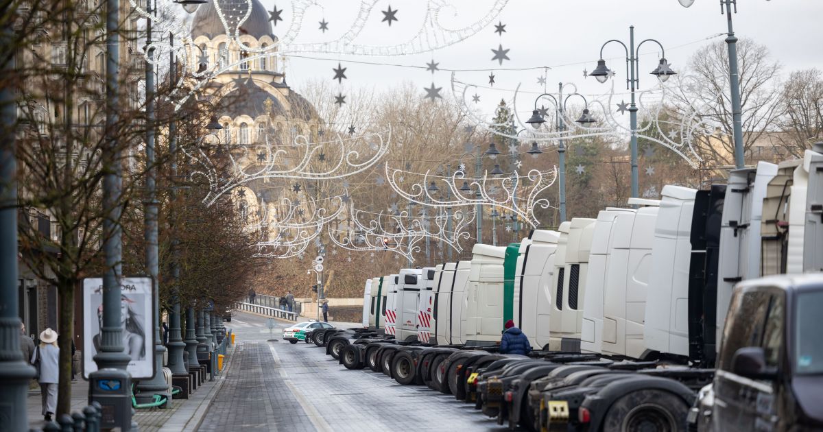 „Linavos" vadas: vilkikams toliau stringant pasienyje, virš 100 įmonių planuoja ieškinį Vyriausybei - Respublika.lt