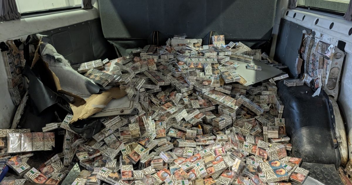 Šalčininkuose sulaikytas kone 42 tūkst. pakelių rūkalų mikroautobusu gabenęs baltarusis - Respublika.lt