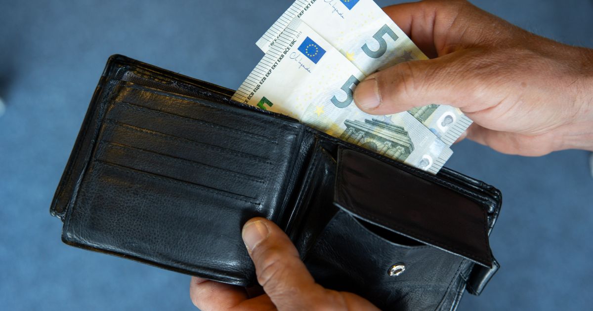 Sukčiai atėjo į butą ir paėmė 84 metų moters banko kortelę - Respublika.lt