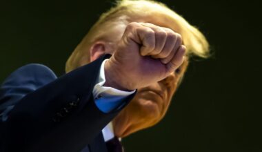 Trumpas vėl nufotografuotas su mėlyne ant rankos - Respublika.lt