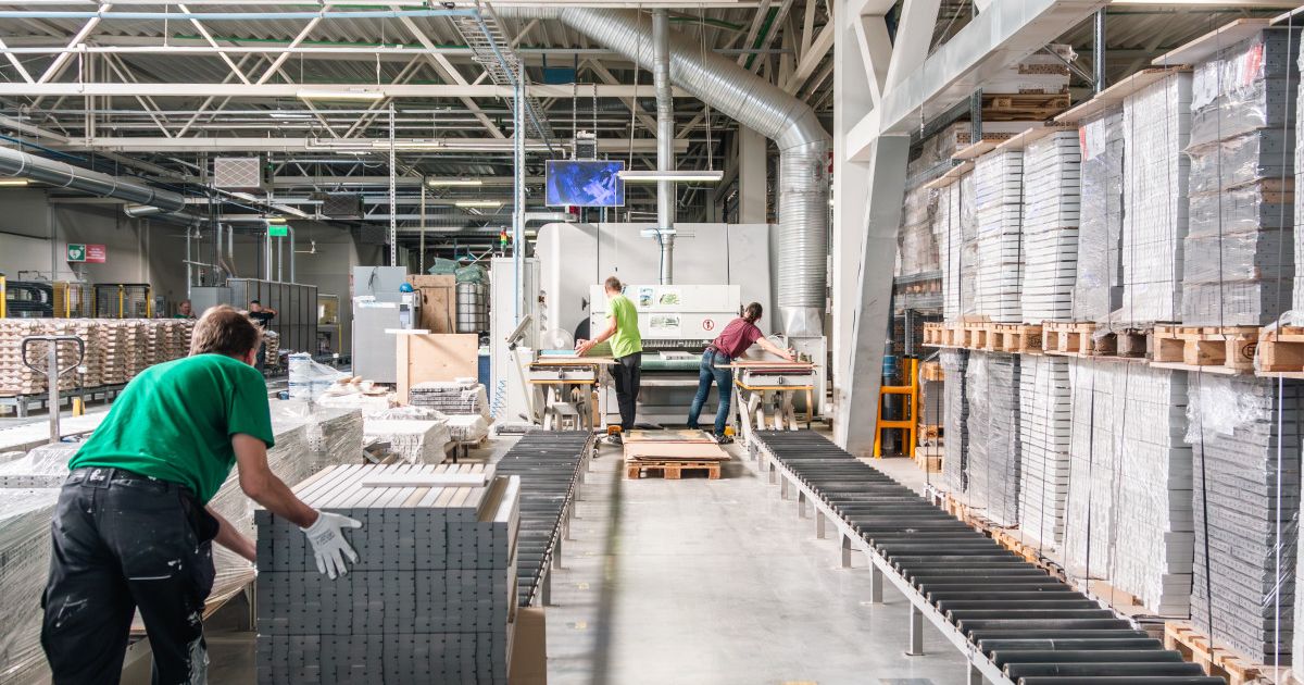 Baldų gamintoja atsisako dalies etatų: atleidžia beveik 100 darbuotojų - Respublika.lt