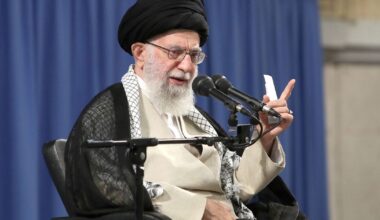 Irano lyderis Ali Chamenėjus ruošiasi bėgti - Respublika.lt