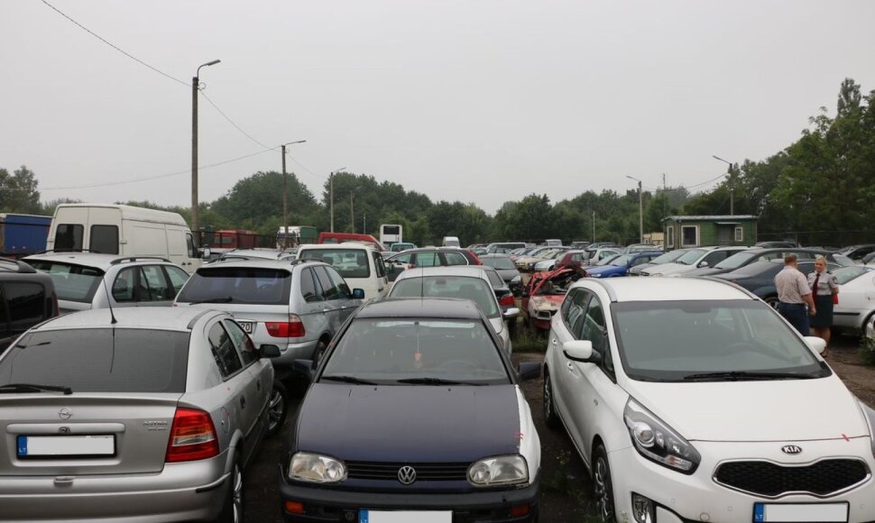 VMI konfiskuotus automobilius parduos konkurso būdu - Respublika.lt