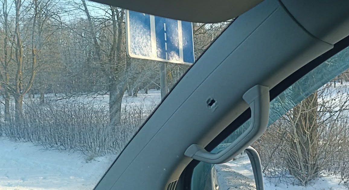 Kulka pataikė į važiuojantį automobilį – vyksta tyrimas dėl šūvio medžioklėje - Respublika.lt
