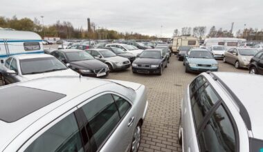 Teis dėl sukčiavimo prekiaujant mašinomis – kaltina 10 asmenų grupę - Respublika.lt