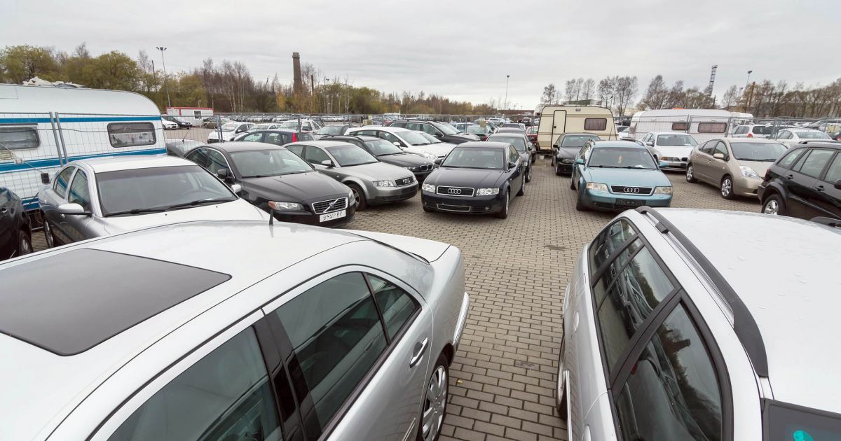 Teis dėl sukčiavimo prekiaujant mašinomis – kaltina 10 asmenų grupę - Respublika.lt