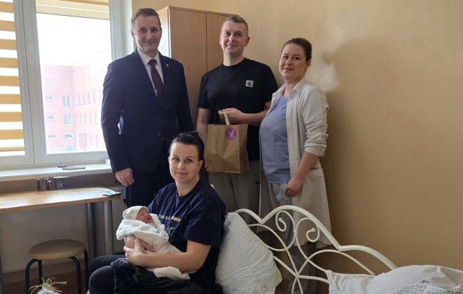 Ligoninės „Facebook“ nuotr./Pirmąjį šių metų Šiauliuose gimusį kūdikį ir jo šeimą sveikino miesto vadovas