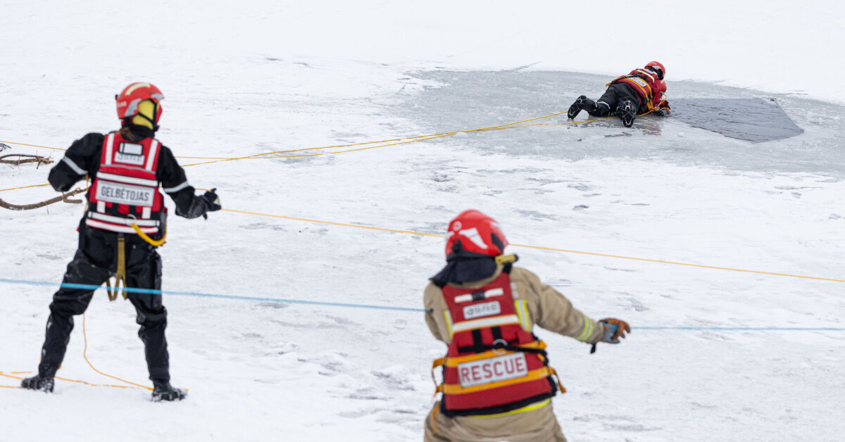 Per 19 tarnybos metų pirmas atvejis: Trakų gelbėtojų vadas papasakojo, kaip po ledu nuskendo Adomas Miklys