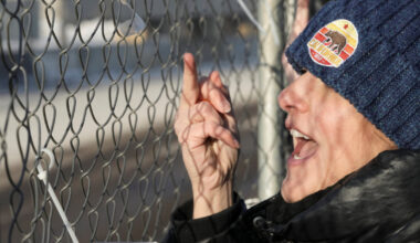 „Tai buvo žmogžudystė“: įtūžę amerikiečiai rengia masinius protestus prieš ICE agentus