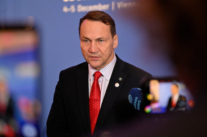 Radoslawas Sikorskis / Elisabeth Mandl / REUTERS