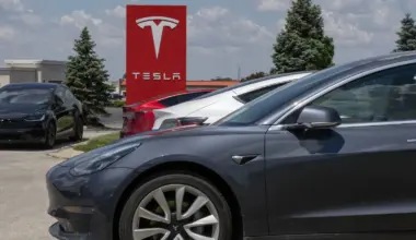 Nutraukiama kai kurių Tesla automobilių gamyba / Jonathan Weiss / Shutterstock.com