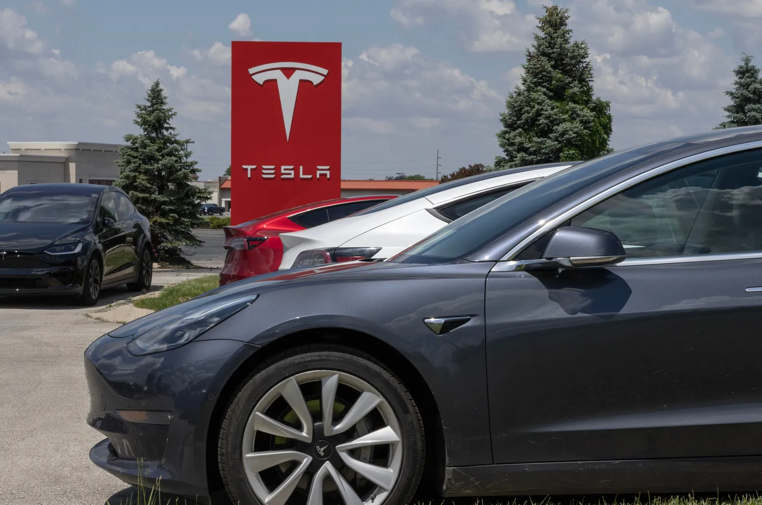 Nutraukiama kai kurių Tesla automobilių gamyba / Jonathan Weiss / Shutterstock.com