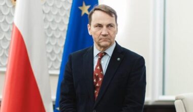 „Ei, didysis žmogau“. Sikorskis kreipėsi į Maską dėl „Starlink“ naudojimo Rusijos dronuose