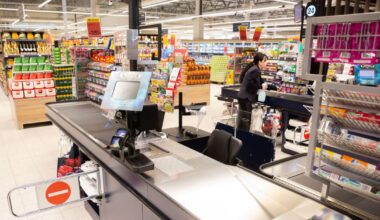 Atsikandęs kepsnio, prekybos tinklo klientas rado peilio nuolaužą: sprendžiama dėl kompensacijos | Verslas