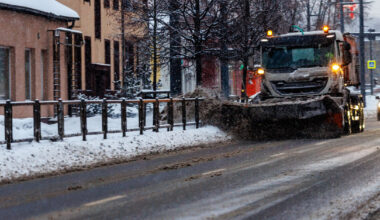 Kelininkai dėlioja smėlio maišus ir pripažįsta: gerų eismo sąlygų šiuo metu užtikrinti neįmanoma | Verslas