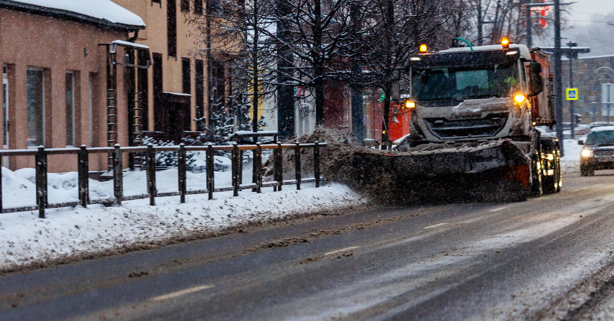 Kelininkai dėlioja smėlio maišus ir pripažįsta: gerų eismo sąlygų šiuo metu užtikrinti neįmanoma | Verslas