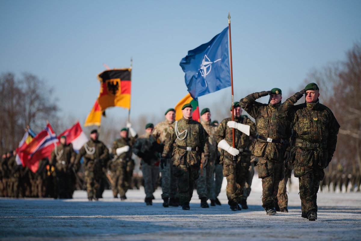 Kaune – NATO karių eisena ir iškilminga vėliavos perdavimo ceremonija