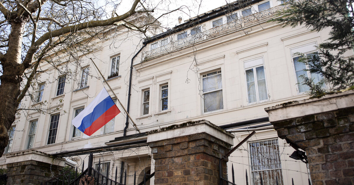 Po britų pasiuntinio išsiuntimo JK atšaukė Rusijos diplomato akreditaciją