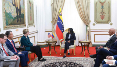 JAV diplomatijos vadovė Venesueloje teigia su laikinąja lydere aptarusi pereinamąjį laikotarpį