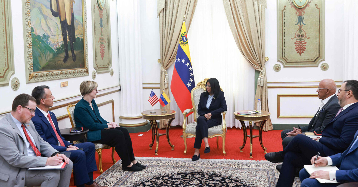 JAV diplomatijos vadovė Venesueloje teigia su laikinąja lydere aptarusi pereinamąjį laikotarpį