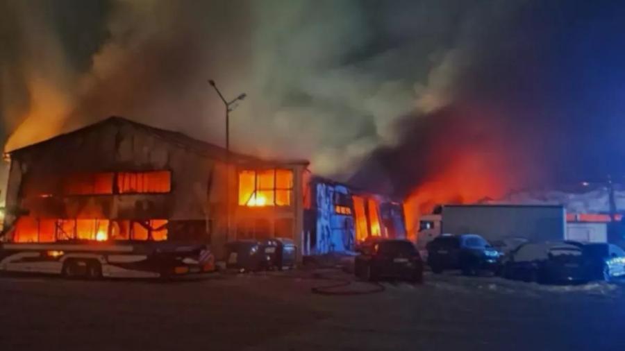 Marijampolėje – didžiulis gaisras: ugniagesiai tęsia darbą - Alfa