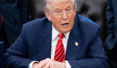 Prasidedant tyrimui dėl JK politiko, Donaldas Trumpas ragina neeskaluoti Jeffrey Epsteino skandalo