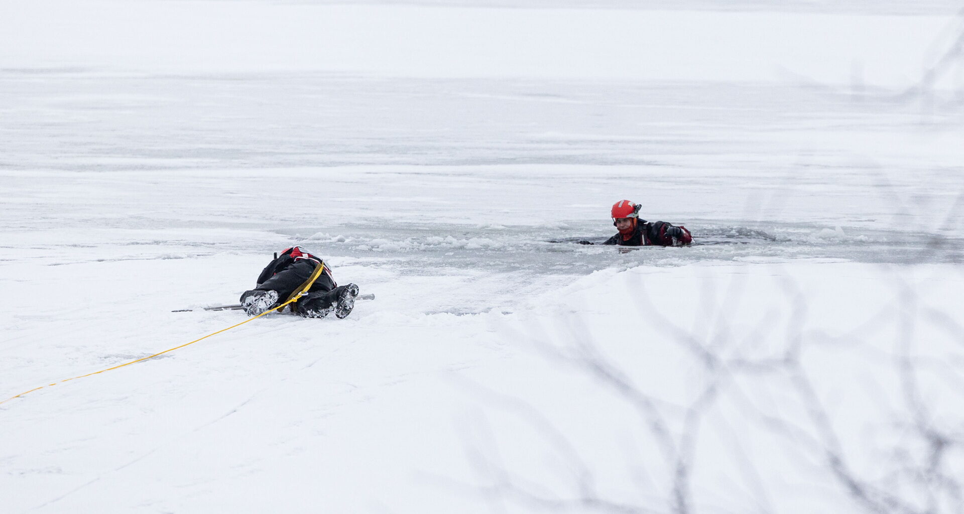 iš vandens ištrauktas nuo tilto nukritęs jaunuolis