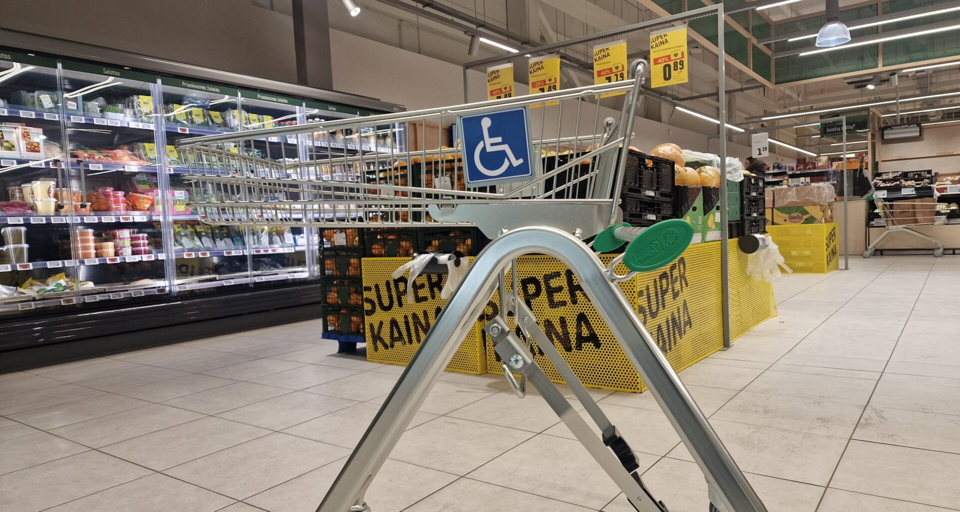 Naujovė „Iki“ parduotuvėse – specialūs vežimėliai žmonėms su negalia