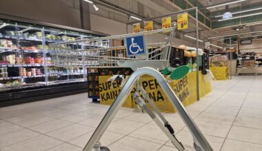 Naujovė „Iki“ parduotuvėse – specialūs vežimėliai žmonėms su negalia