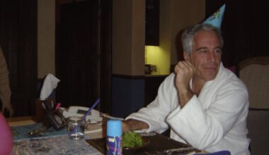 Jeffrey Epsteinas prieš 15 metų slapta susilaukė vaiko, teigė Sarah Ferguson laiške