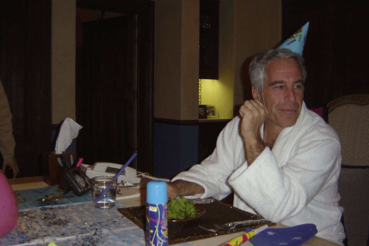 Jeffrey Epsteinas prieš 15 metų slapta susilaukė vaiko, teigė Sarah Ferguson laiške