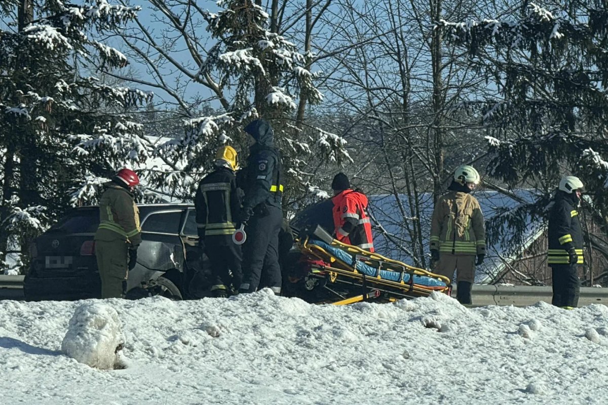 Avarija prie Balbieriškio: iš sudaužyto automobilio moterį išlaisvino ugniagesiai