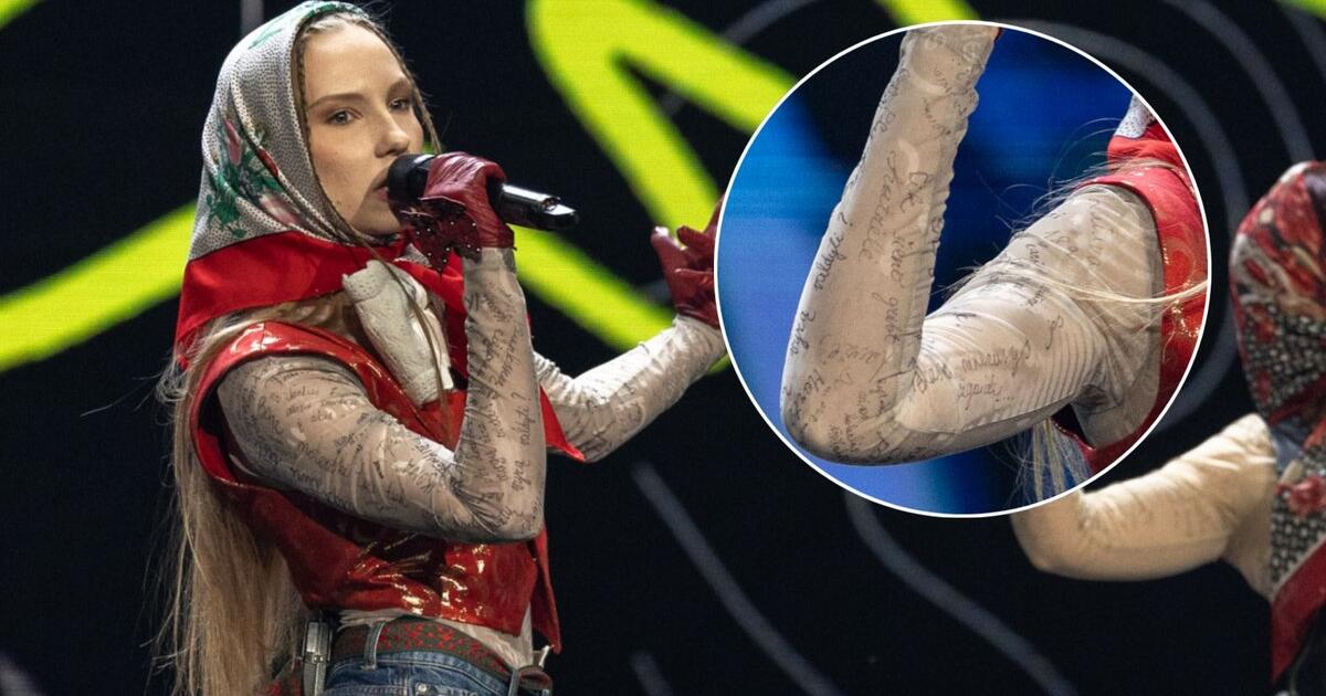 apie Žemaitę uždainavusi Rugilė savo palaidinėje paslėpė netikėtą detalę